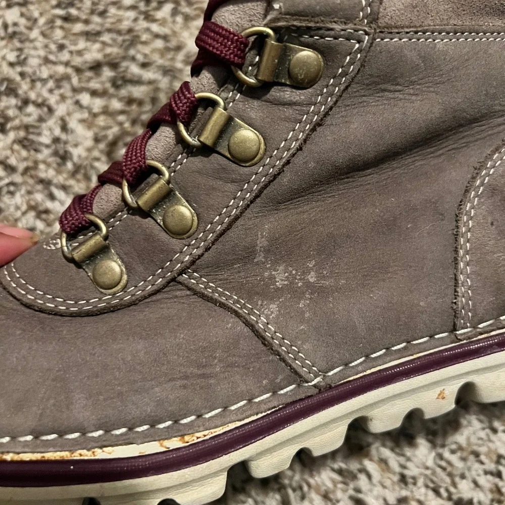 Timberland Taupe Leather Faux Fur Lined Lace Up Hiking Boots Burgundy Accents